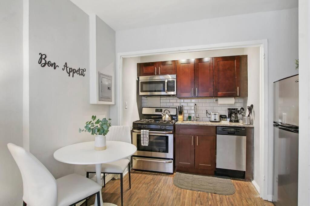 1br Bright And Airy Apt In Hyde Park - Hyde Park 109 And 209 Rep * Chicago